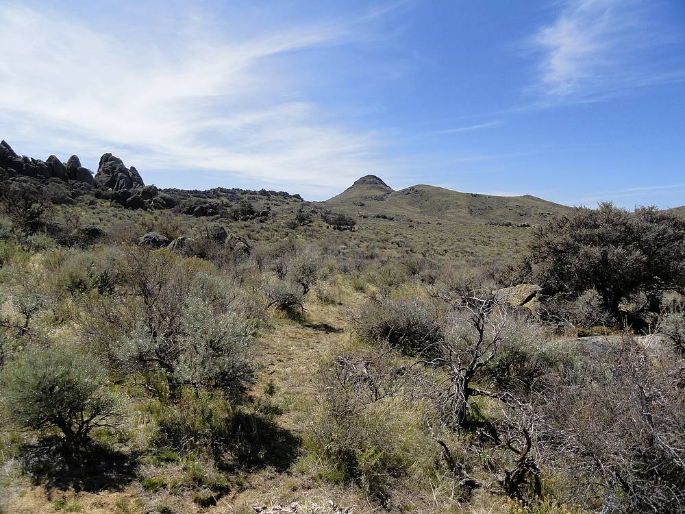 Rocks and sagebrush on the way to Soldier Cap.